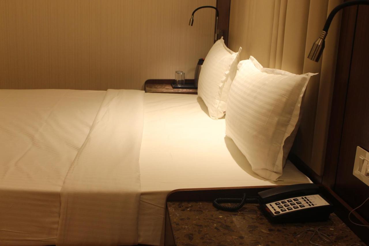 Hotel Rajhans Abhinandan Bhopal Bagian luar foto