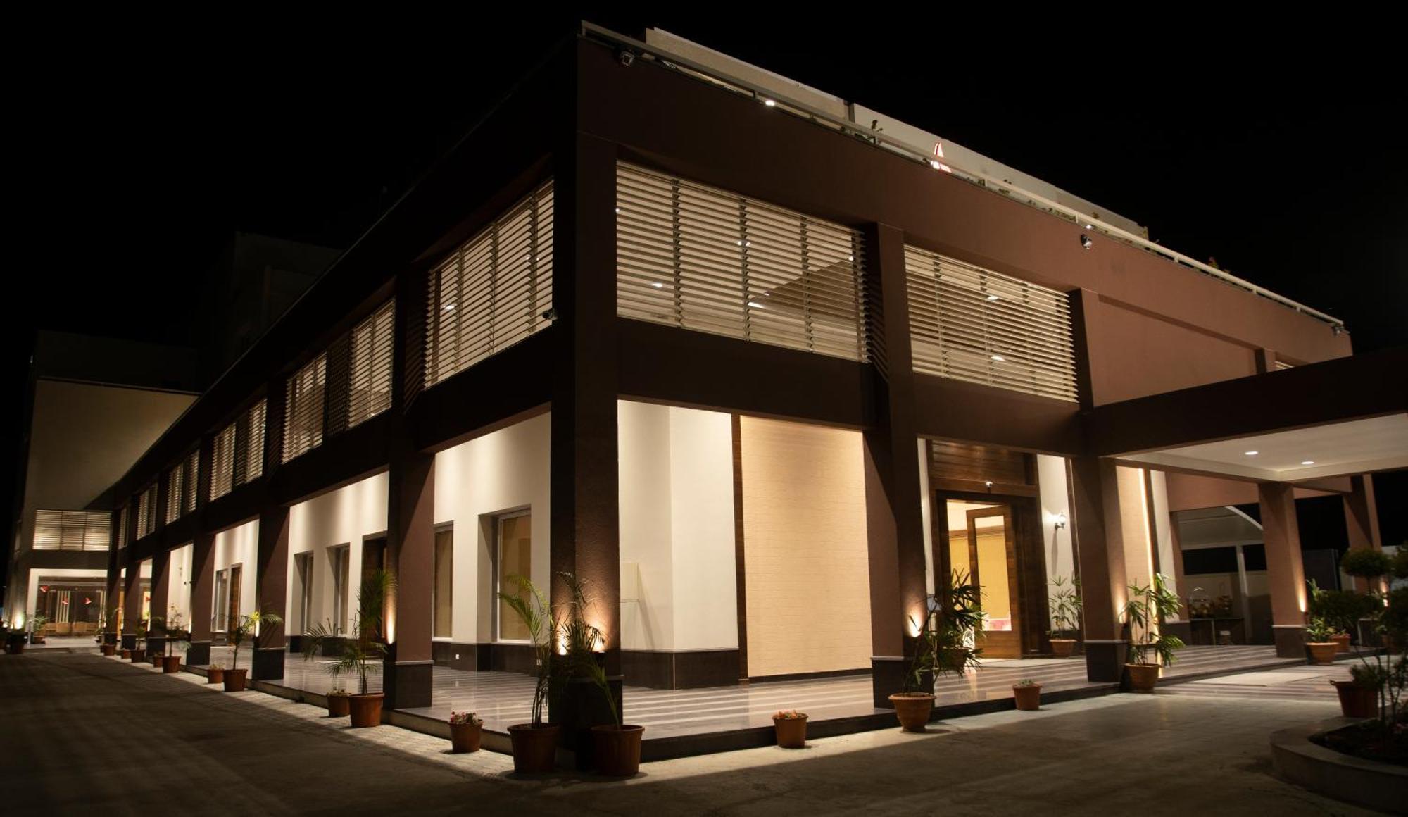 Hotel Rajhans Abhinandan Bhopal Bagian luar foto